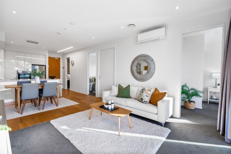 Photo of property in 6/585g Beach Road, Rothesay Bay, Auckland, 0630