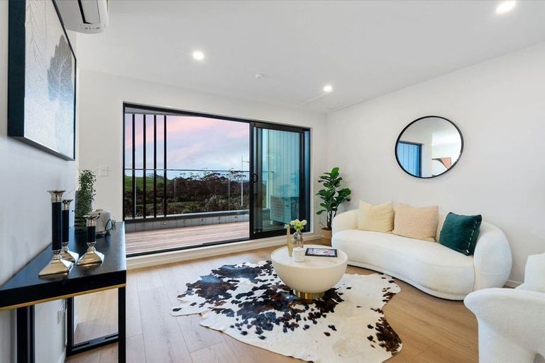 Photo of property in 2/1090 Beach Road, Torbay, Auckland, 0630