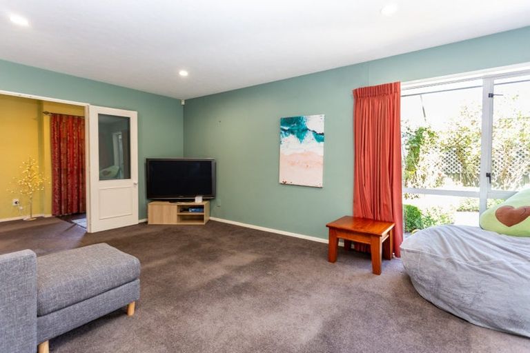 Photo of property in 2/138 Memorial Avenue, Burnside, Christchurch, 8053
