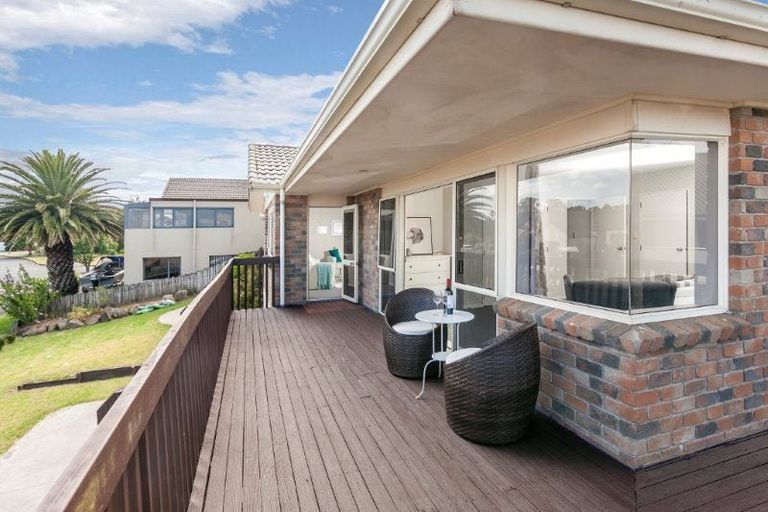 Photo of property in 14 Ribbonwood Crescent, Goodwood Heights, Auckland, 2105
