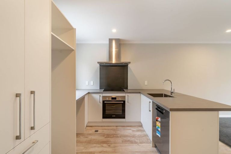 Photo of property in 2/10 Marion Street, Silverstream, Upper Hutt, 5019