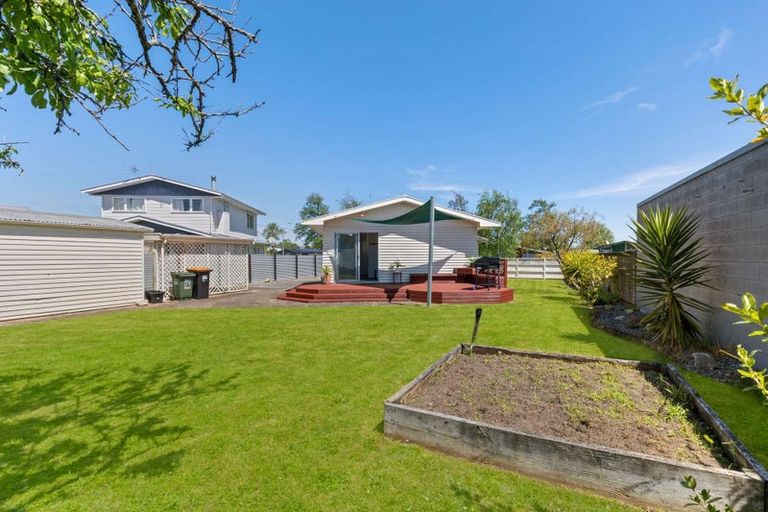 Photo of property in 17 Abraham Crescent, Milson, Palmerston North, 4414