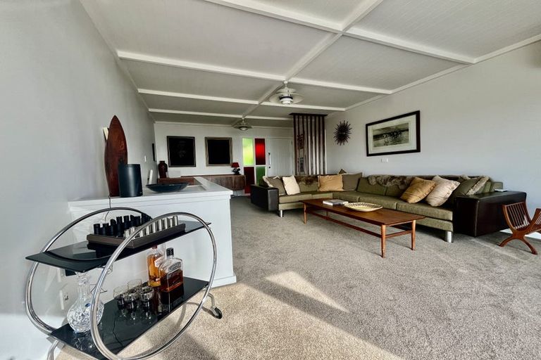 Photo of property in 15 Piha Road, Piha, New Lynn, 0772