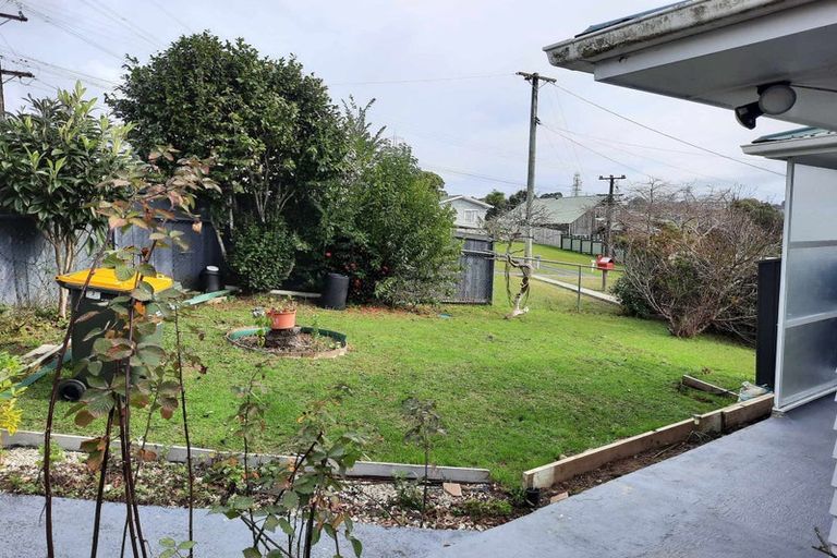 Photo of property in 2 Lowtherhurst Road, Massey, Auckland, 0614
