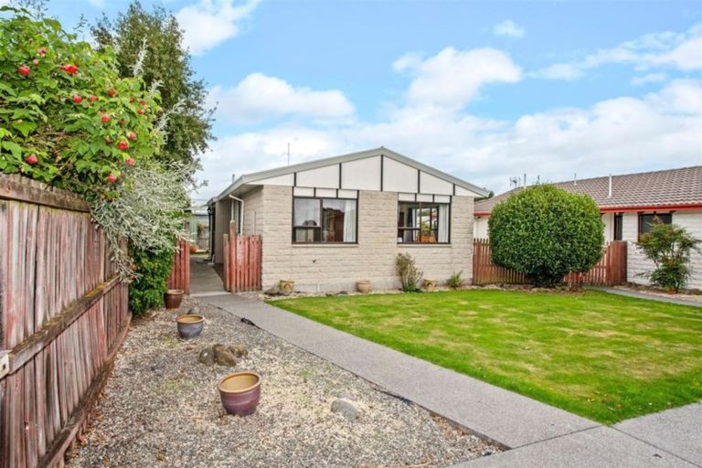 Photo of property in 92b Englefield Road, Northwood, Christchurch, 8051