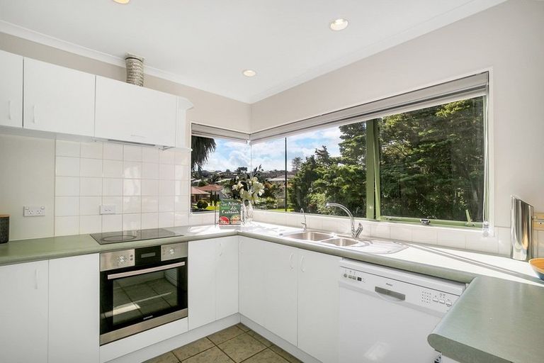 Photo of property in 4 De Havilland Drive, Goodwood Heights, Auckland, 2105