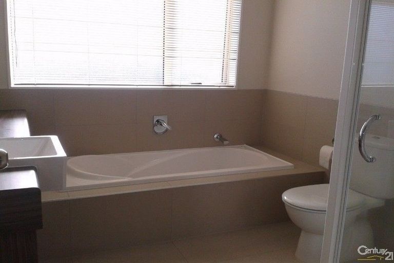 Photo of property in 5 Lorenzo Way, Flat Bush, Auckland, 2016