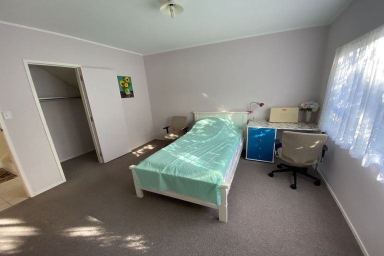 Photo of property in 1 Sunrise Lane, Te Atatu South, Auckland, 0610