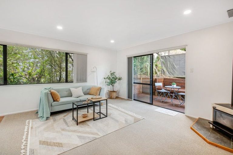 Photo of property in 2/14 Valecrest Place, Bayview, Auckland, 0629