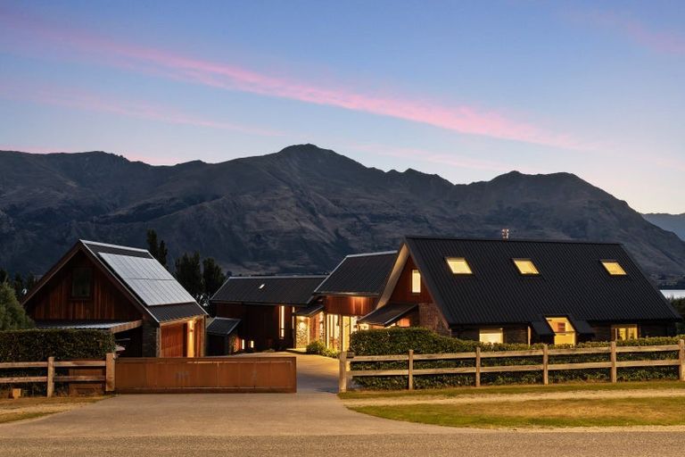 Photo of property in 314 Beacon Point Road, Wanaka, 9305