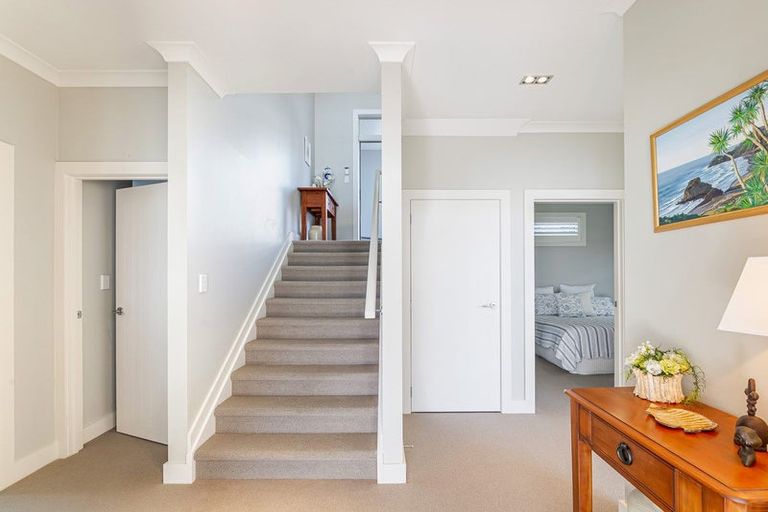 Photo of property in 18 Panorama Heights, Orewa, 0931