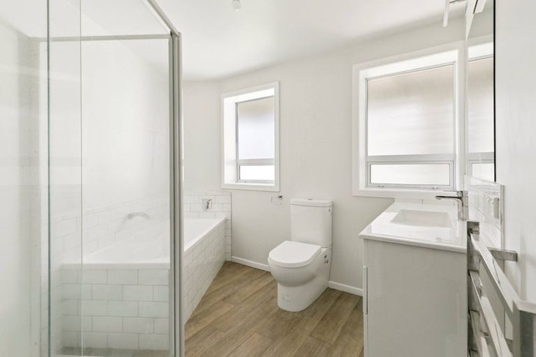 Photo of property in 32 Lynda Avenue, Paparangi, Wellington, 6037