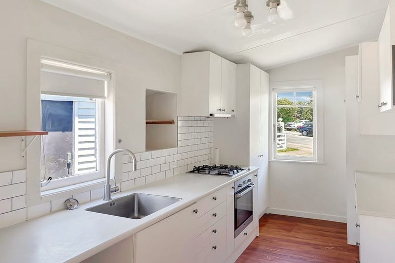Photo of property in 21 Clayburn Road, Glen Eden, Auckland, 0602