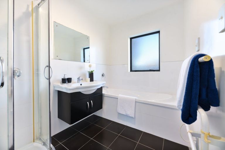 Photo of property in 6 Riverglade Parkway, Te Atatu South, Auckland, 0610