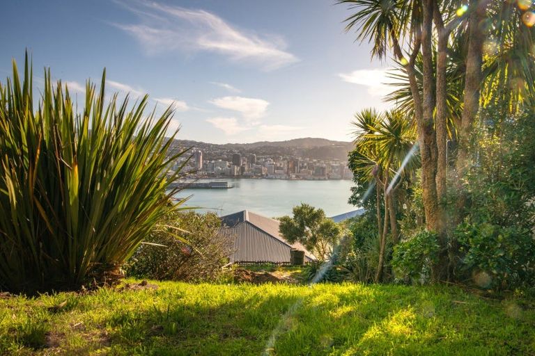 Photo of property in 37 The Crescent, Roseneath, Wellington, 6011