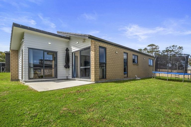 Photo of property in 16 Taupata Lane, Helensville, 0800