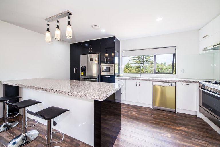 Photo of property in 3b De Val Drive, Titirangi, Auckland, 0604