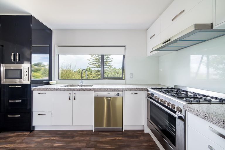 Photo of property in 3b De Val Drive, Titirangi, Auckland, 0604