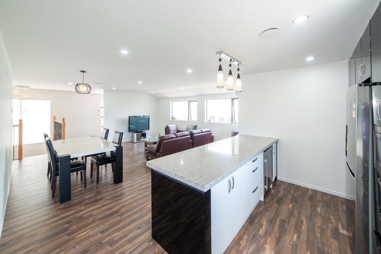 Photo of property in 3b De Val Drive, Titirangi, Auckland, 0604