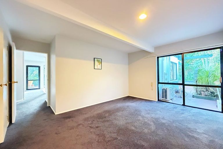 Photo of property in 2/252 East Coast Road, Forrest Hill, Auckland, 0620