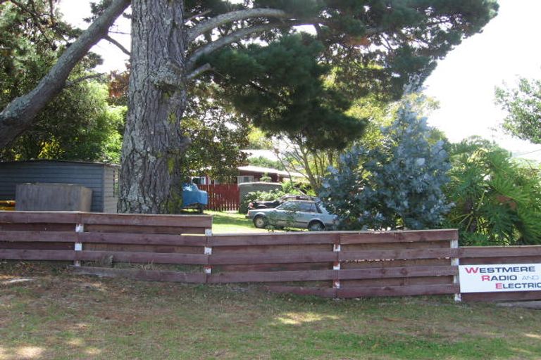 Photo of property in 327 Wairau Road, Totara Vale, Auckland, 0627