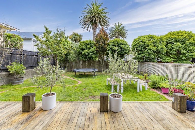 Photo of property in 8 Hargreaves Street, Mount Cook, Wellington, 6021