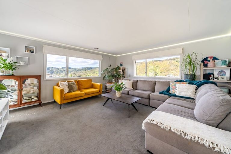 Photo of property in 32 King Charles Drive, Kingsley Heights, Upper Hutt, 5018