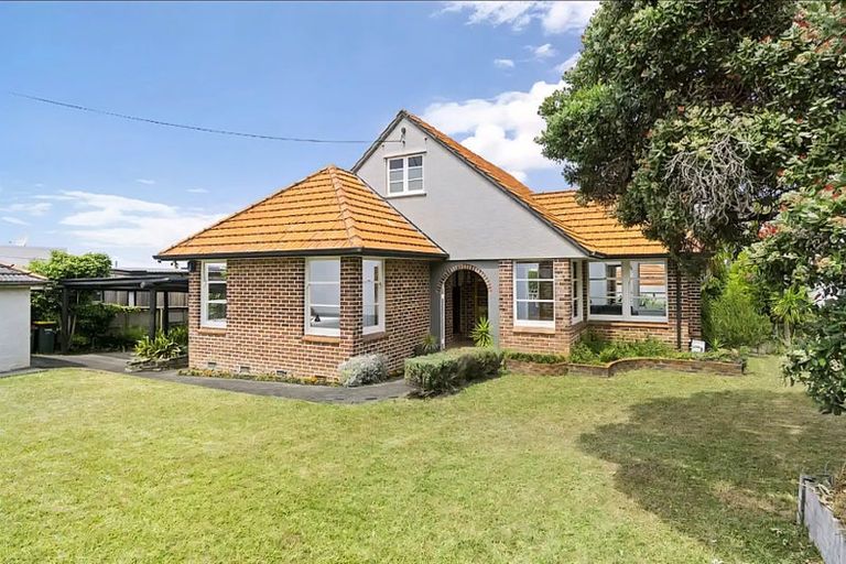 Photo of property in 31 Norwood Road, Bayswater, Auckland, 0622