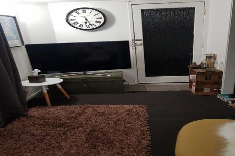 Photo of property in 2/15 Mcleod Road, Henderson, Auckland, 0612