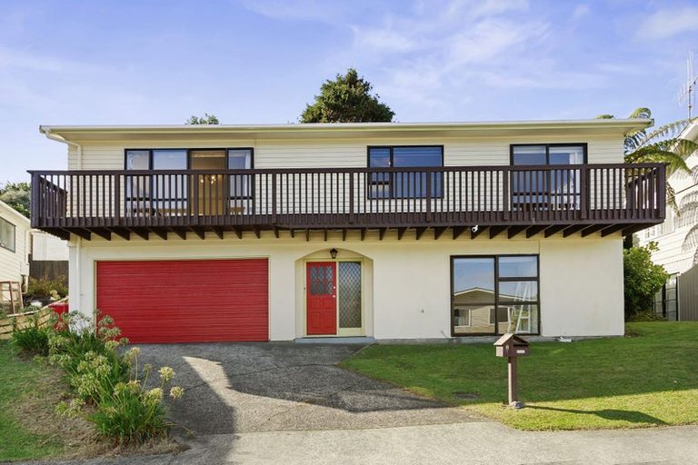 Photo of property in 6 Zande Terrace, Tawa, Wellington, 5028