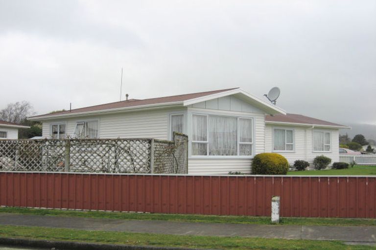 Photo of property in 18 Featherston Street, Levin, 5510