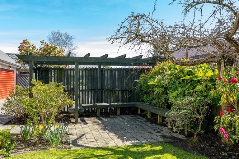 Photo of property in 1/102 Apsley Drive, Avonhead, Christchurch, 8042