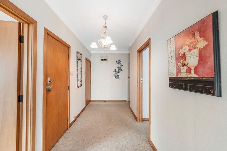 Photo of property in 1a Wakeling Avenue, Te Atatu South, Auckland, 0610