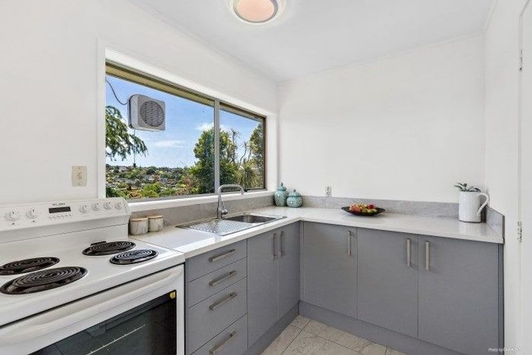 Photo of property in 2/12 Hollyhock Place, Browns Bay, Auckland, 0630