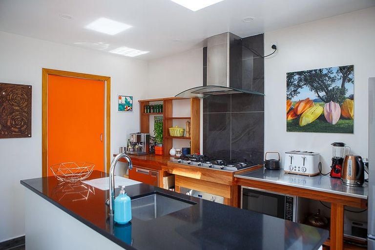 Photo of property in 274 Queens Drive, Lyall Bay, Wellington, 6022