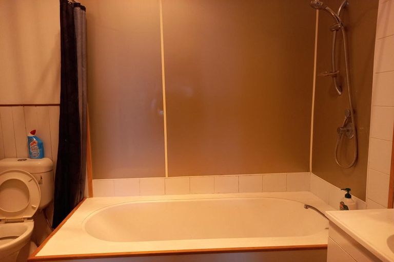 Photo of property in 42 Kingswood Street, Takaro, Palmerston North, 4412