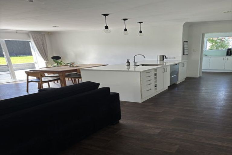 Photo of property in 8 Matipo Road, Te Atatu Peninsula, Auckland, 0610