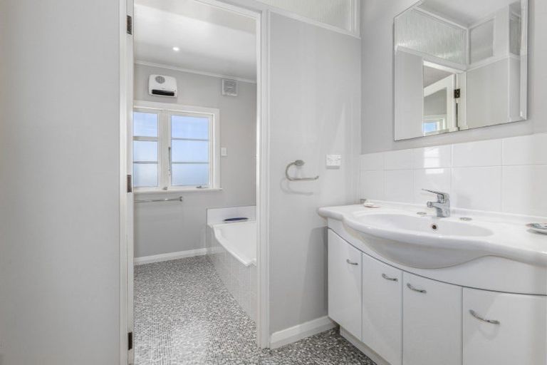 Photo of property in 68a Mana Esplanade, Paremata, Porirua, 5026