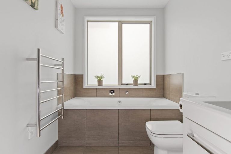 Photo of property in 33r Oceana Drive, Welcome Bay, Tauranga, 3175