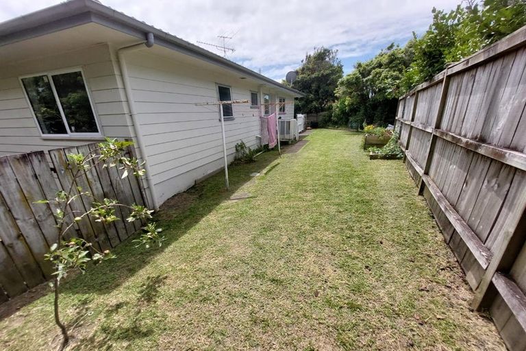 Photo of property in 1/59 Santiago Crescent, Unsworth Heights, Auckland, 0632