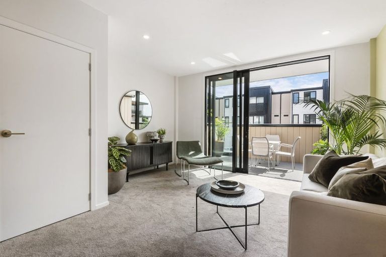 Photo of property in 2/19 Windlass Street, Long Bay, Auckland, 0630