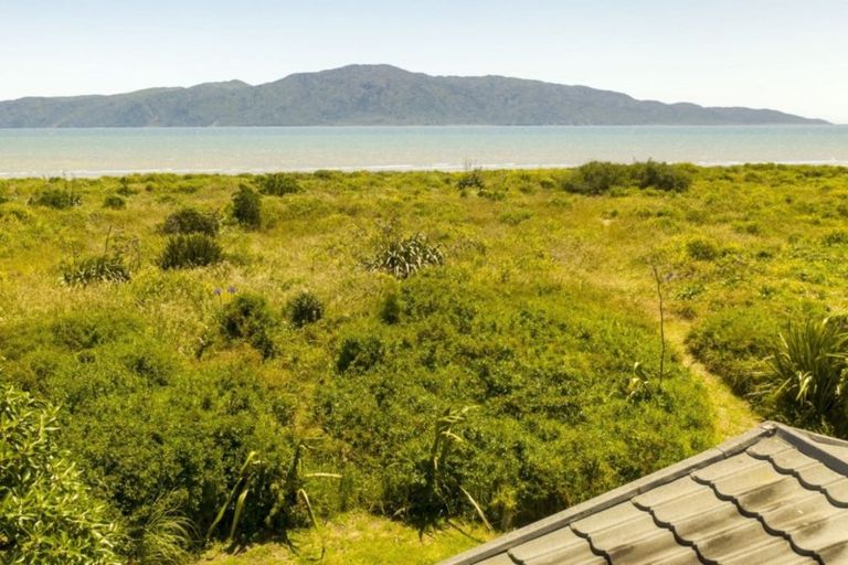 Photo of property in 37 Manly Street, Paraparaumu Beach, Paraparaumu, 5032