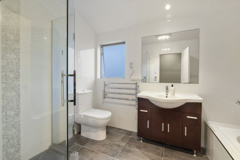 Photo of property in 8 Oak View Terrace, Schnapper Rock, Auckland, 0632