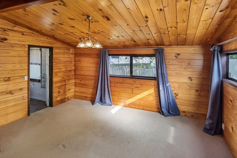 Photo of property in 8 Metric Place, Te Atatu South, Auckland, 0610