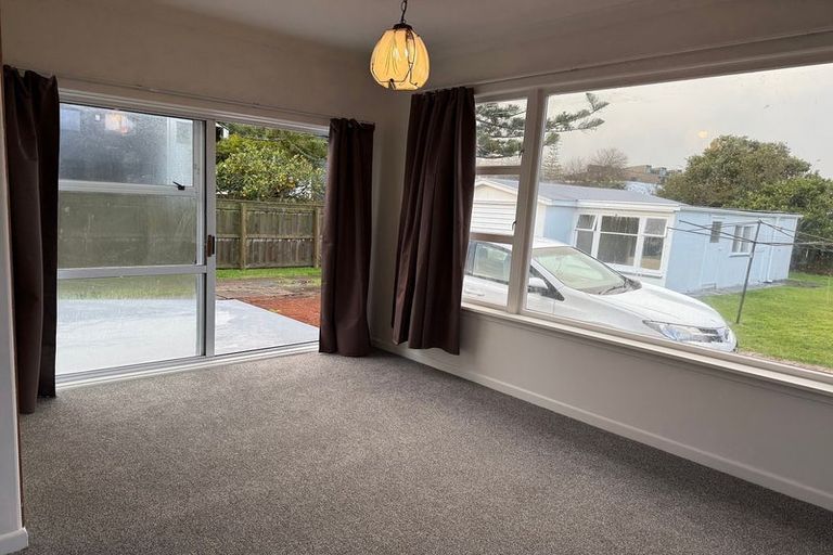 Photo of property in 17 Peachgrove Road, Te Atatu Peninsula, Auckland, 0610