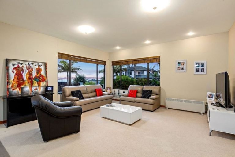 Photo of property in 3 Lupetti Rise, West Harbour, Auckland, 0618