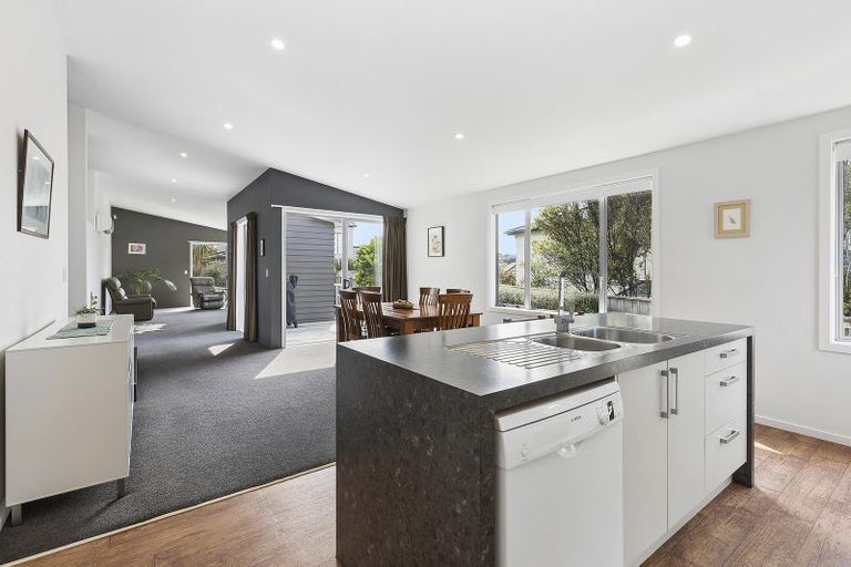 Photo of property in 3 Kaweka Close, Aotea, Porirua, 5024