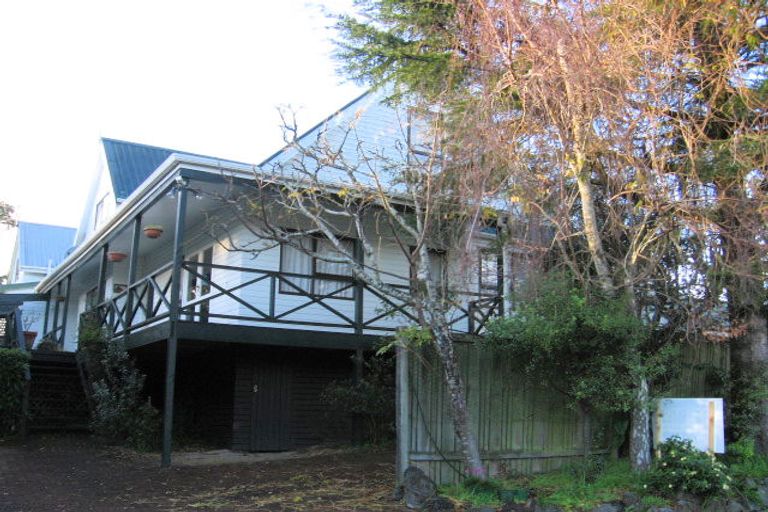 Photo of property in 2/17 Hurstbourn Priors, Goodwood Heights, Auckland, 2105