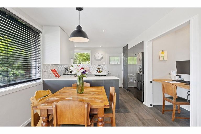 Photo of property in 2/5 Esher Place, Saint Martins, Christchurch, 8022