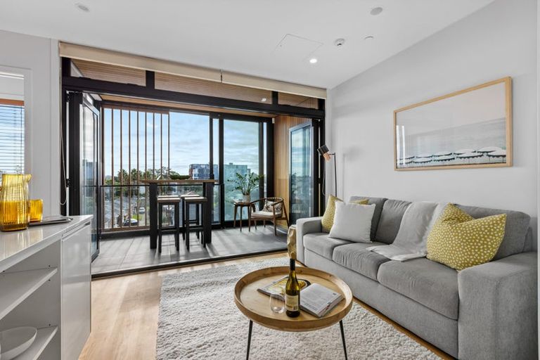 Photo of property in Frank Sargeson Apts, 302/80 Anzac Street, Takapuna, Auckland, 0622